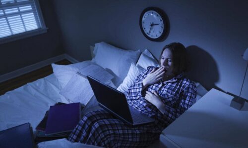 Thức khuya có nổi mụn không? 5 cách hạn chế mụn do thức khuya