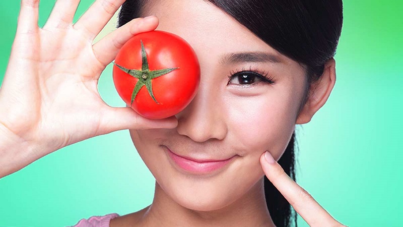 Cà chua cũng là nguyên liệu giúp trị thâm quầng mắt