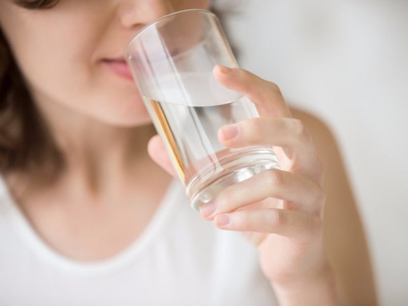 Uống đủ nước mỗi ngày giúp bạn cung cấp cho da một lượng độ ẩm lớn, duy trì làn da căng mịn