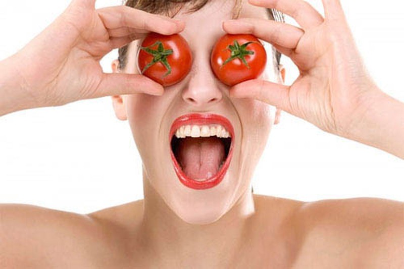 Cách trị thâm quầng mắt bằng cà chua