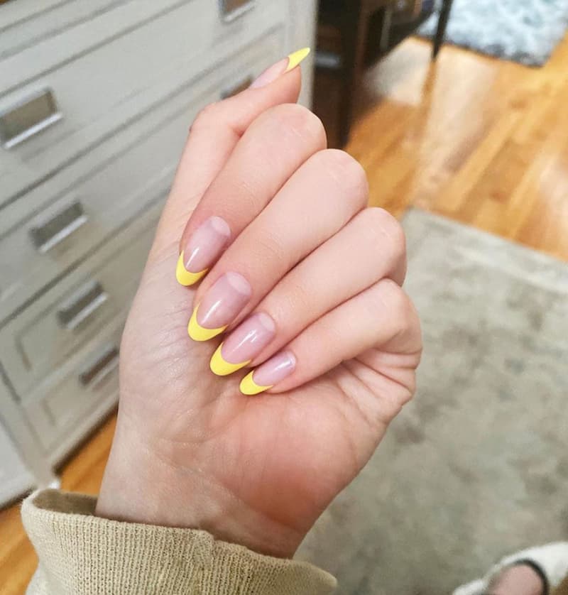 Mẫu nail tay tông vàng 10