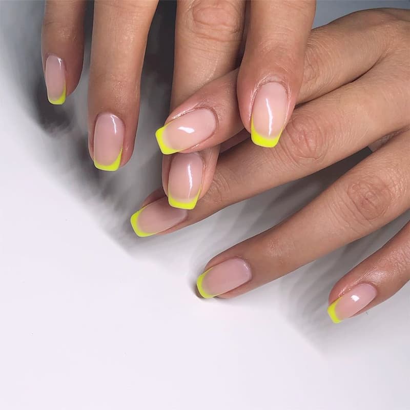 Mẫu nail tay tông vàng 11