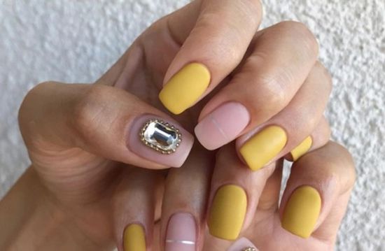 Mẫu nail tay tông vàng 3