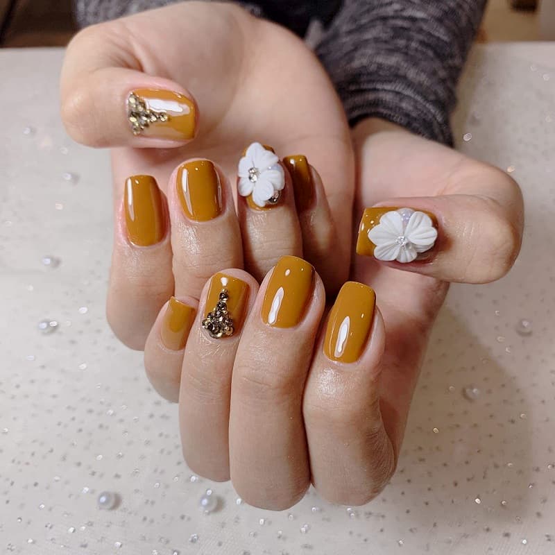 Mẫu nail tay tông vàng 4