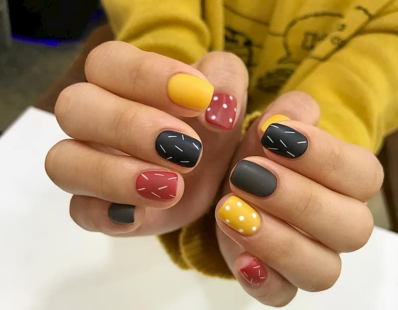 Mẫu nail tay tông vàng 5