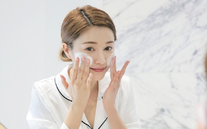 Review 6 sữa rửa mặt cho da khô khuyên dùng 2021 7