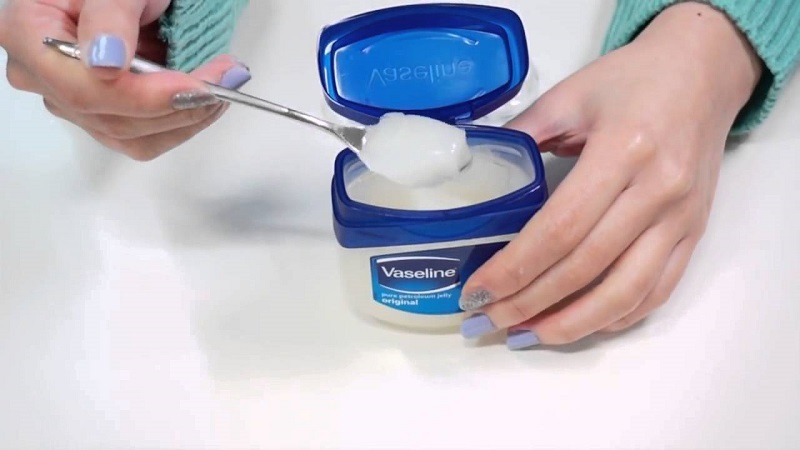 Cách tẩy tế bào chết môi bằng vaseline