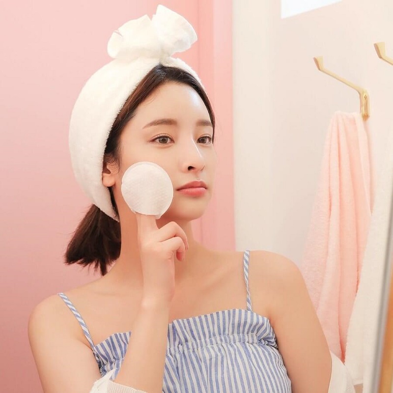 Da nhạy cảm rất dễ bị kích ứng nên tránh những thành phần như cồn, dầu khoáng,...