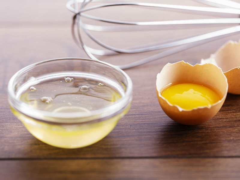 Dùng lòng trắng trứng gà vừa dưỡng ẩm, vừa trị ngứa da mặt cũng khá hiệu quả