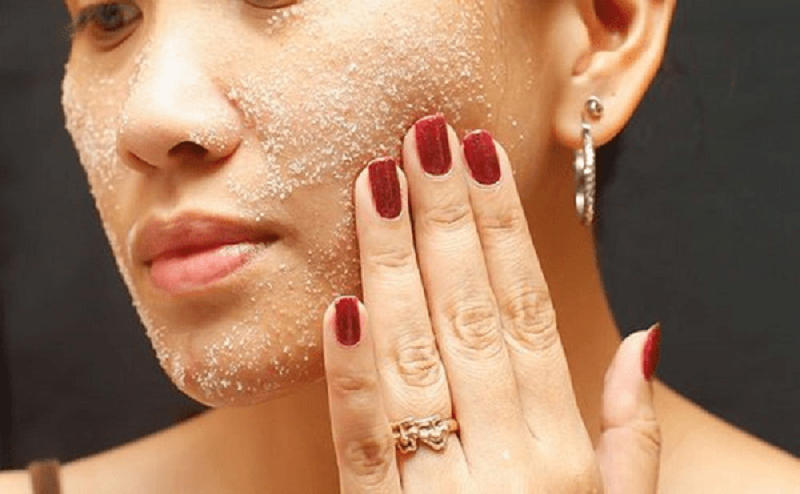 Massage với muối giúp giảm mỡ mặt