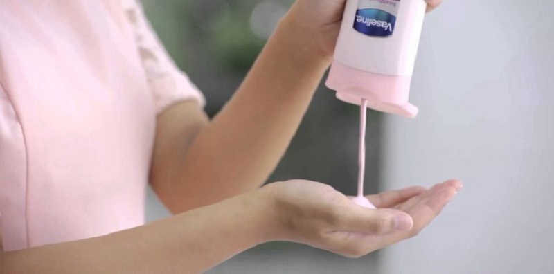 Cách sử dụng kem dưỡng ẩm Vaseline