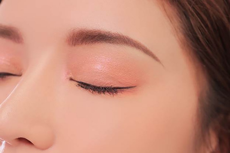 Nên chọn những màu phấn mắt tự nhiên nhẹ nhàng để tông makeup thêm tự nhiên