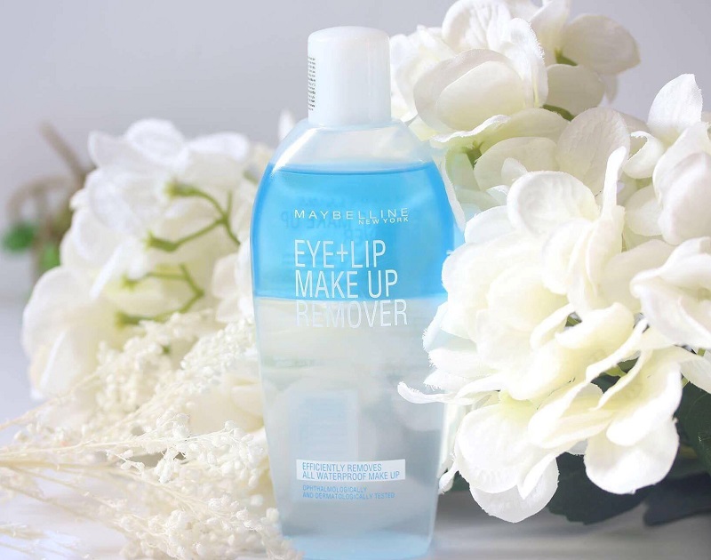 Nước tẩy trang mắt môi Maybelline có thể làm sạch cả lớp trang điểm lì