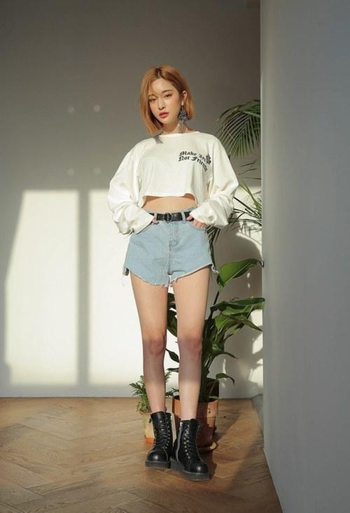 Áo croptop mặc với quần short đẹp