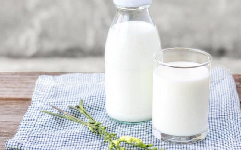 Kết hợp vitamin B1 và sữa tươi không đường tắm trắng