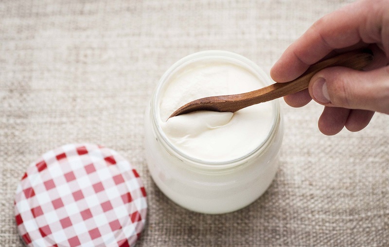 Vừa giúp dưỡng da vừa giảm ngứa với sữa chua không đường