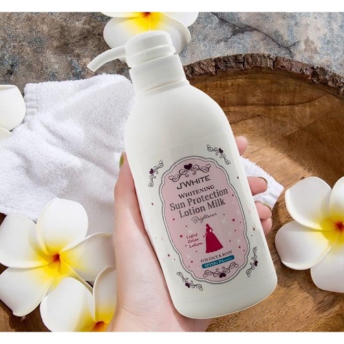 Review 7 sữa dưỡng thể chống nắng nhất định phải thử 2025