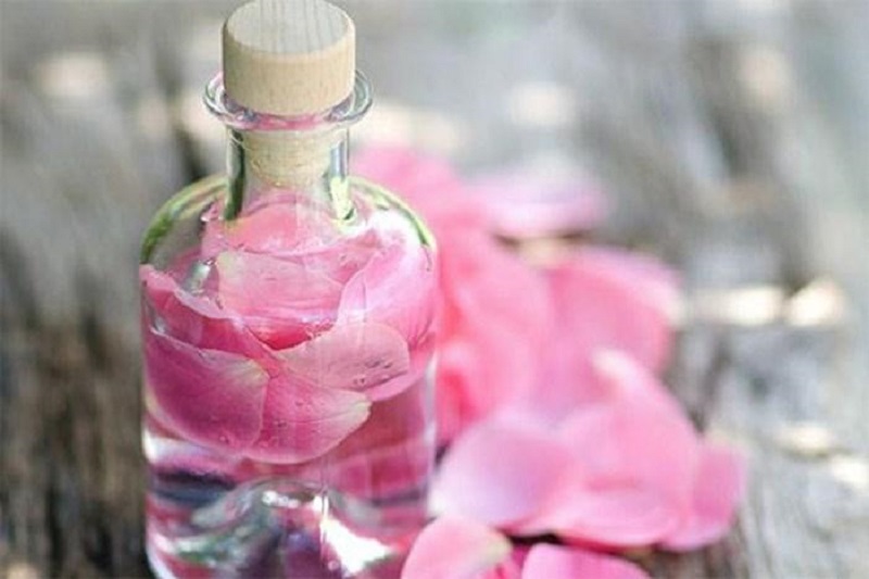Nước hoa hồng giúp trị thâm nách và dưỡng da