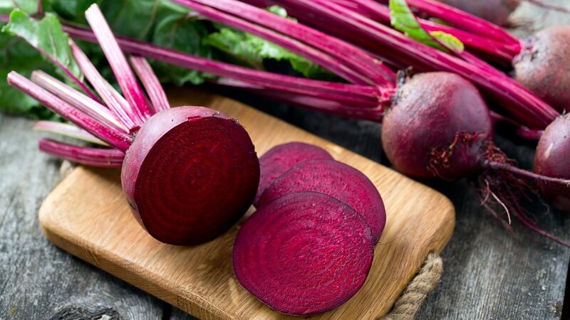 Đắp mặt nạ củ dền