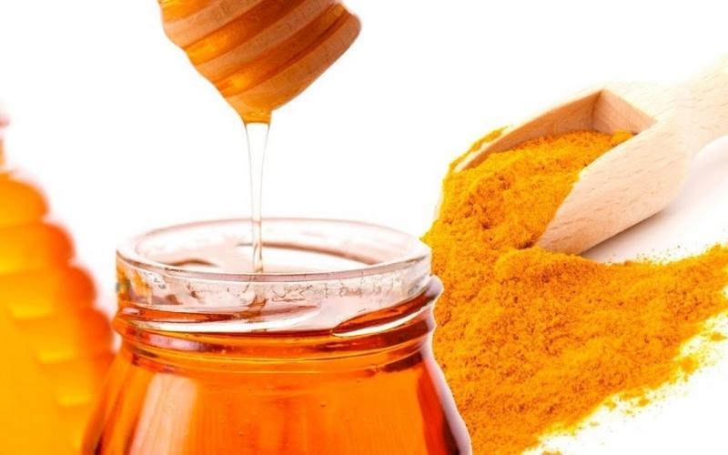 Cách trị mụn cho da nhạy cảm với mật ong và tinh bột nghệ