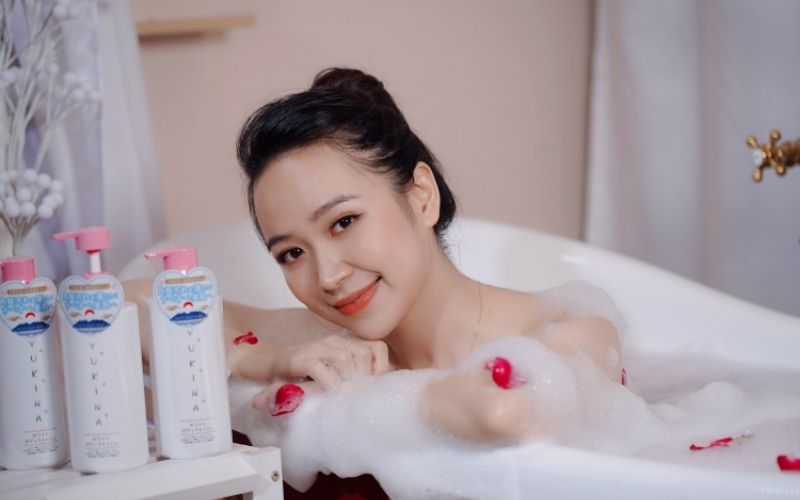Cách dùng sữa tắm trắng da Yukina Nhật Bản