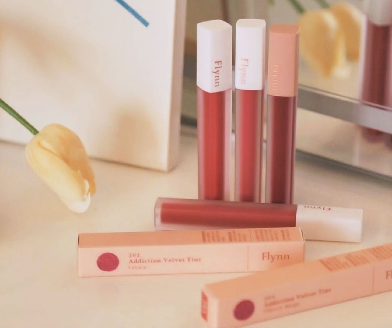 Dùng son kem lì Flynn Addiction Velvet Tint dễ tán