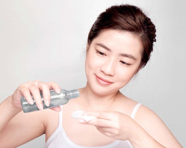 Dùng bông tẩy trang thấm toner và đắp lên mặt