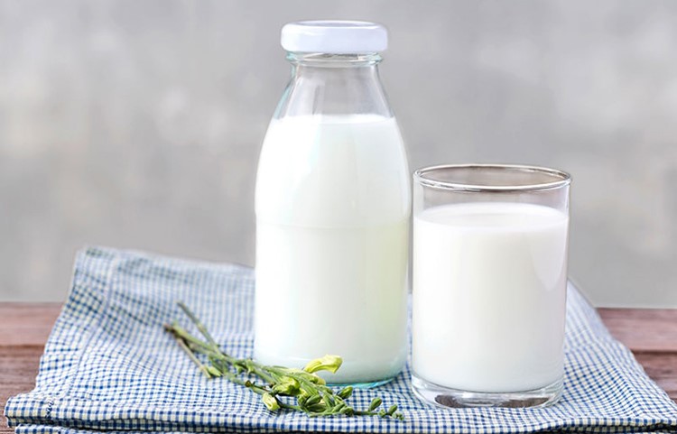 Bạn nên hạn chế các loại sữa động vật như sữa bò, sữa dê... trong khẩu phần ăn hằng ngày