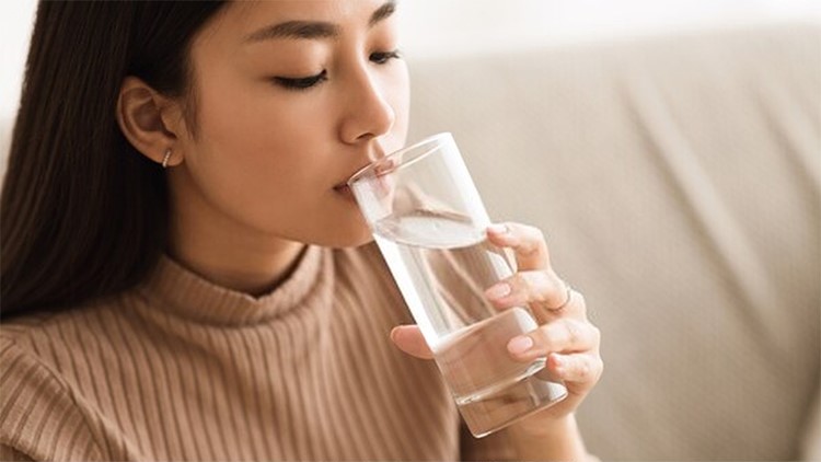 Uống đủ nước đem lại nhiều lợi ích đối với sức khỏe và làn da