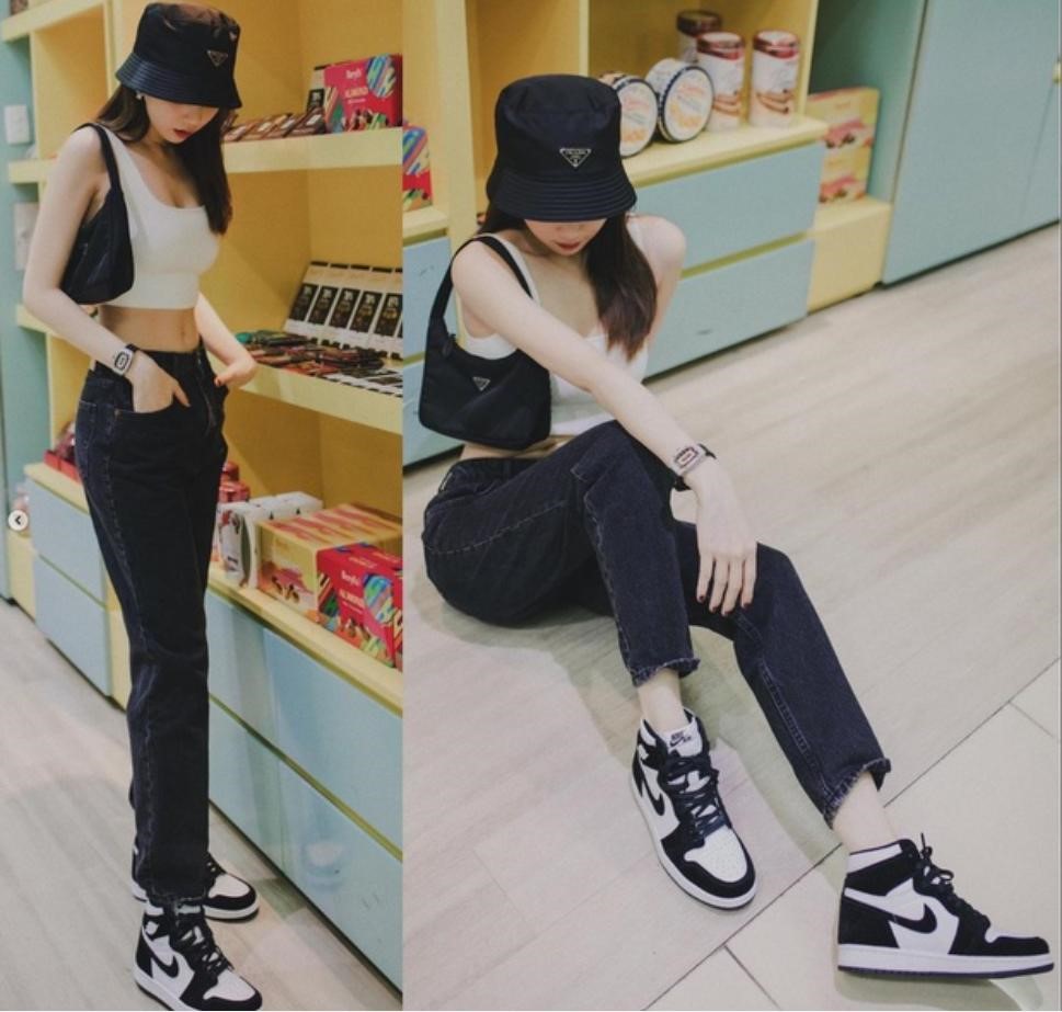 Một đôi giày Jordan 1 Mid-top kết hợp với quần jeans và áo crop sẽ giúp bạn tôn được đôi chân dài cùng vòng eo con kiến của mình.